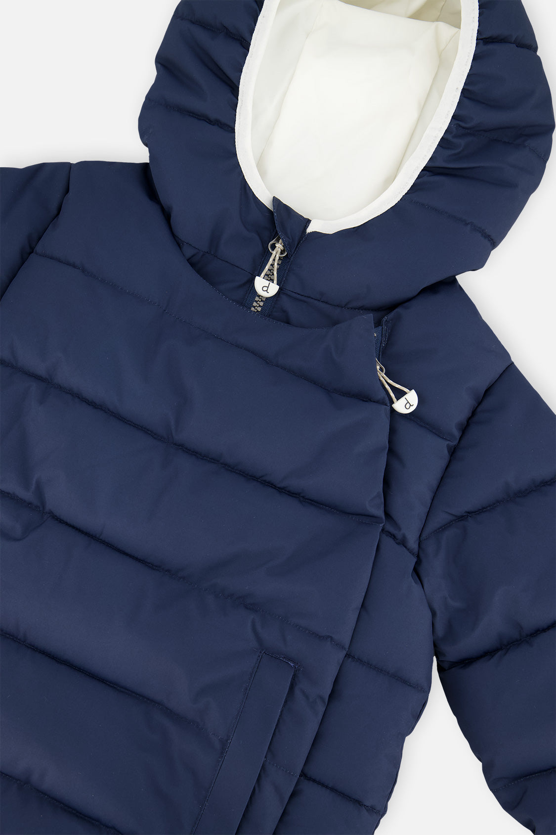 Deux par Deux winter jacket adapted for car seats, dark blue: close-up of the hood and closed front panel