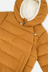 Deux par Deux winter jacket adapted for car seats, brown sugar: close-up of the hood and closed front panel