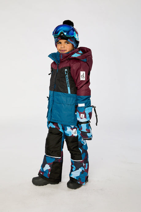 Deux par Deux boys' TEKNIK two-piece snowsuit in blue and red camouflage – worn by a model, view 2