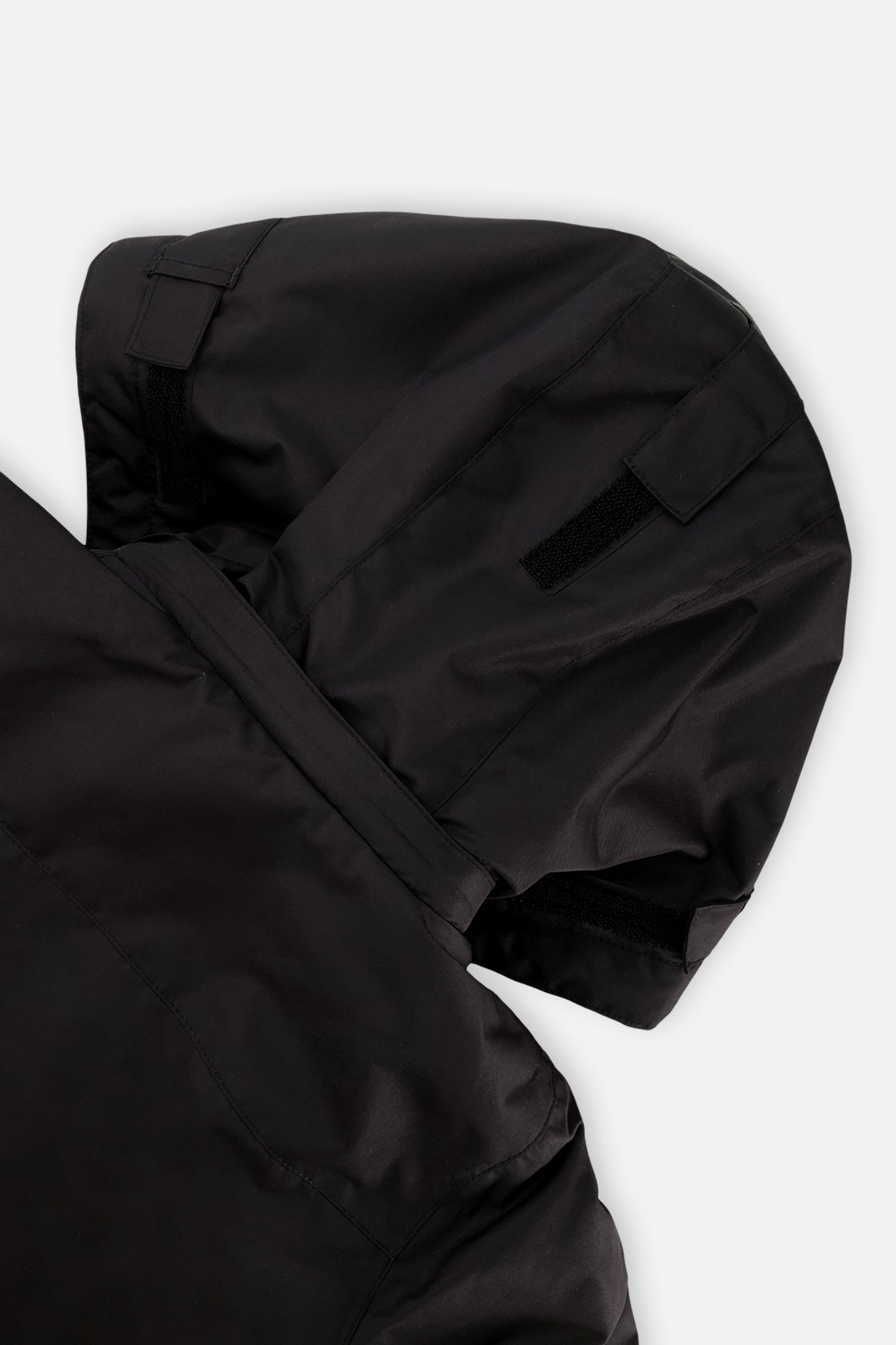 Deux par Deux boys' Teknik two-piece snowsuit in black and royal blue – hood close-up