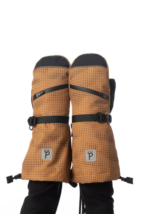 Deux par Deux Teknik kids' mittens in brown with dots and mountains print – worn by a child