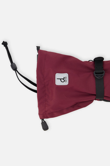 Gauntlet cuff with drawcord and logo patch on the burgundy TEKNIK mitten