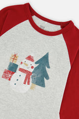 Close-up of the snowman in a red hat with gift boxes and a pine tree on the oatmeal top