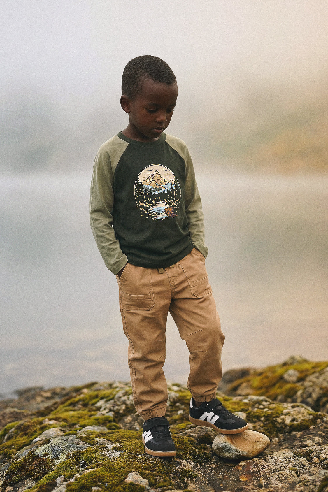Child wearing the Raglan T-Shirt Dark Turquoise by Deux par Deux, lifestyle photo 1