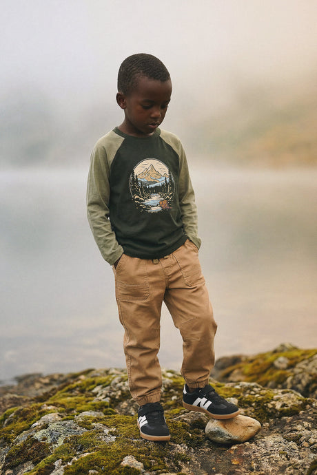 Child wearing the Raglan T-Shirt Dark Turquoise by Deux par Deux, lifestyle photo 1